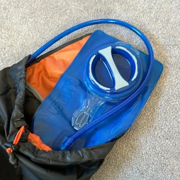 CAMELBAK Arete 18 EUC - Picture 4 of 5